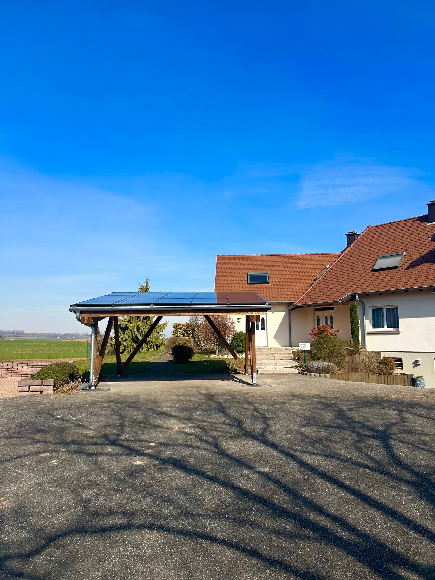 Carport solaire installé par SOLITEK en Alsace