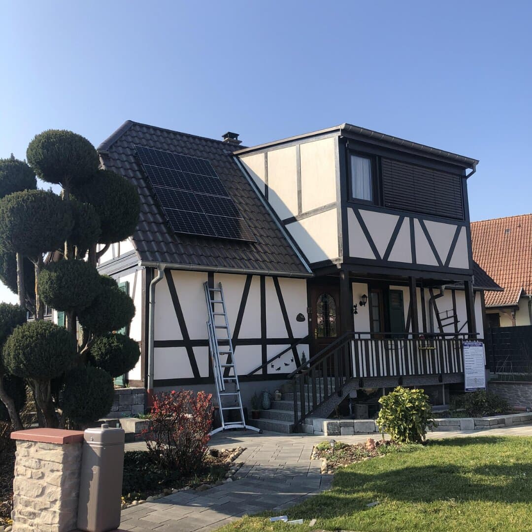 Maison alsacienne à colombages avec panneaux solaires SOLITEK