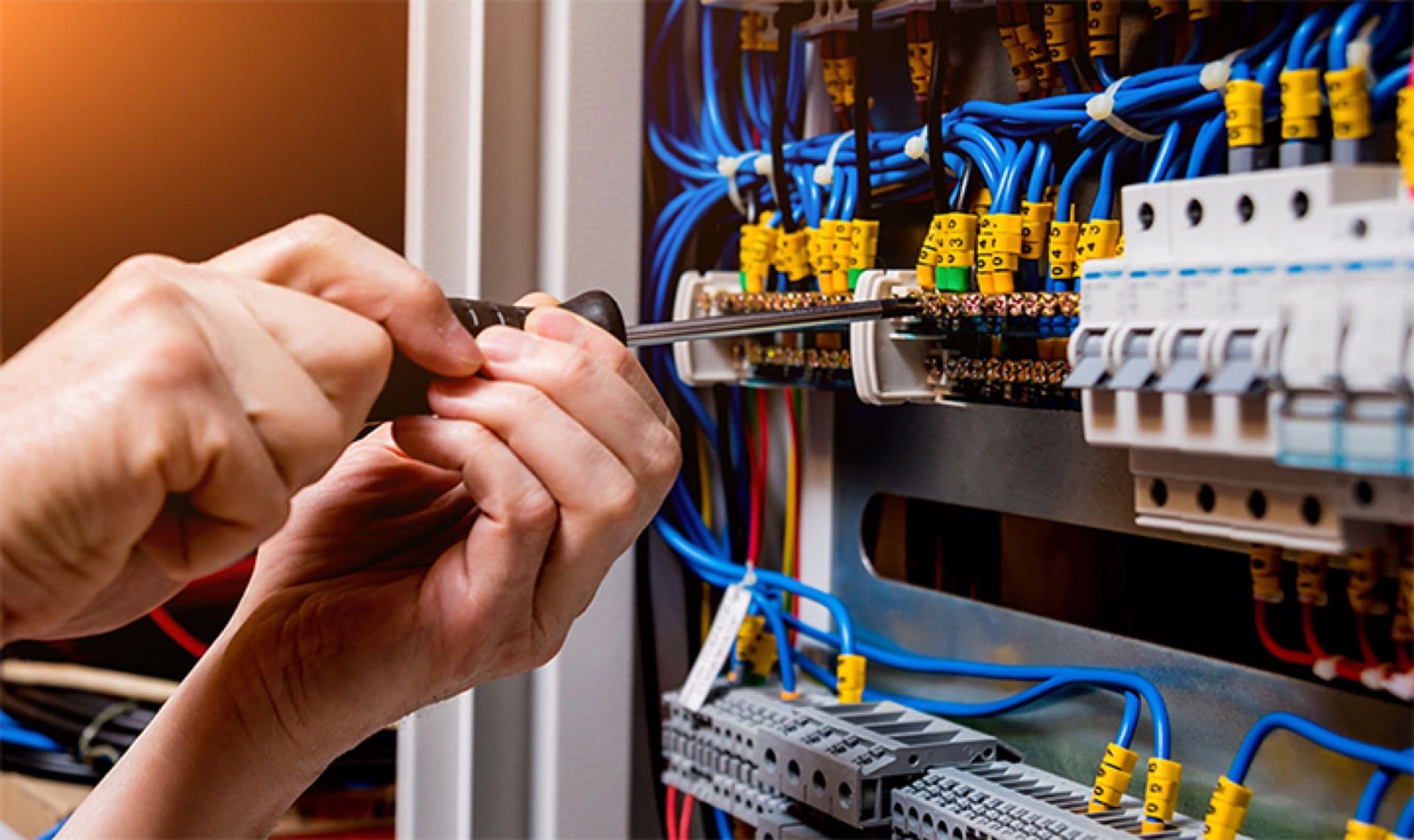 Électricité : mise aux normes et borne IRVE, ce qu'il faut savoir